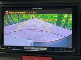 【バックカメラ】駐車時に後方がリアルタイム映像で確認できます。大型商業施設や立体駐車場での駐車時や、夜間のバック時に大活躍！運転スキルに関わらず、今や必須となった装備のひとつです！