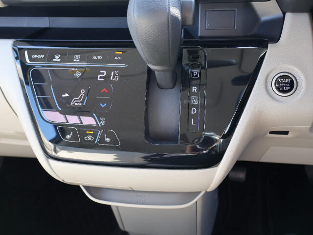 エアコンは、オートエアコンです。タッチ式なので操作が簡単です。