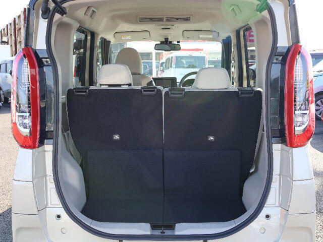 後席使用時でも十分な広さを確保した荷室空間！後席を倒せば、フラットになります。トランクの下には、パンク修理キットが収納されています。