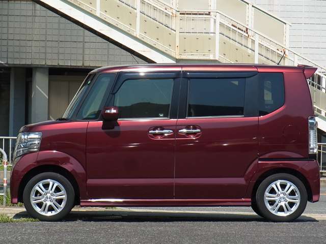 車検を受けてのお渡しです。車検代、重量税、自賠責保険料等含めたものがお支払総額です（他府県登録費、陸送費等は除く）。　車両本体価格に車検費用を含んでいないため掲載規約上「検無」という表記になります。