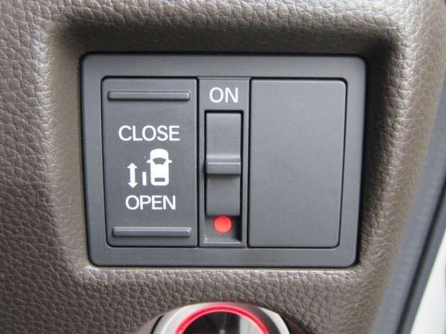 ハイトワゴン車だからこそ欲しいアイテム、電動ドアも左片側に装備！運転席からも開閉操作が出来て便利なアイテムです！