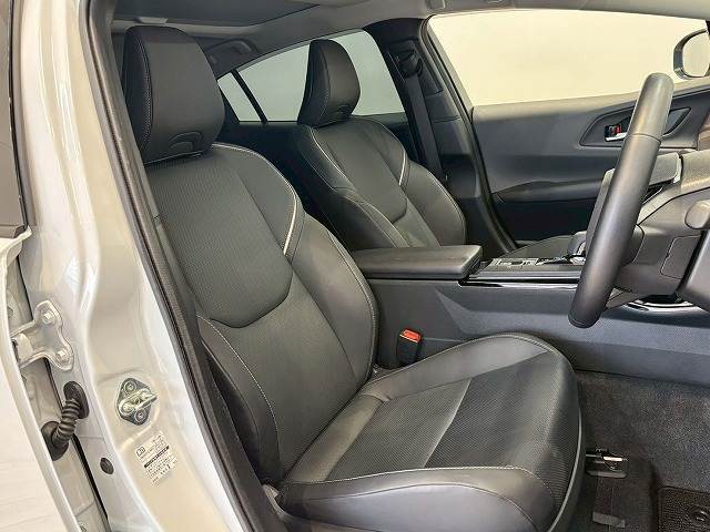 運転席はしっかりとしたスペースが確保されており、アイポイントも高いのでゆったりとしたドライブが楽しんでいただけます。隅々まで綺麗に保たれたインテリアは前オーナー様の管理がしっかりと行き届いた証拠です♪