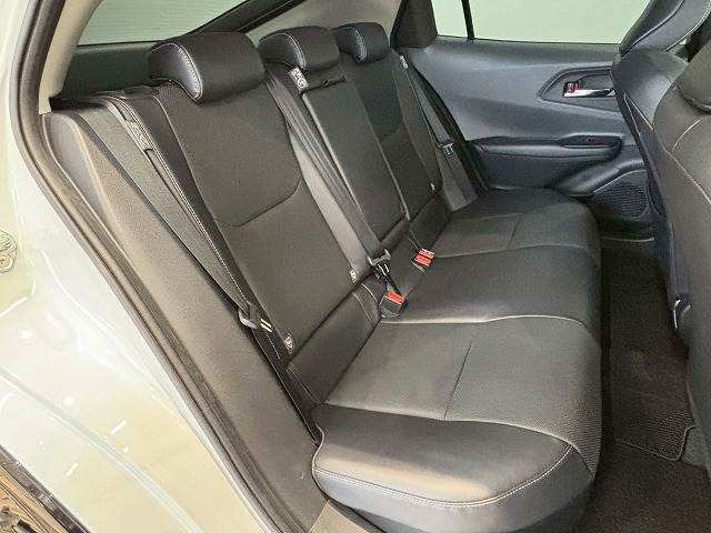 セカンドシートは大人二人が乗っても十分なスペースが確保されております。