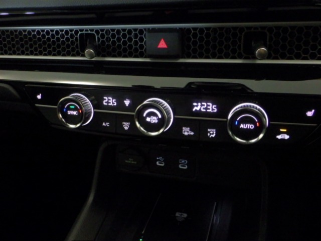 オートエアコンは左右席で独立温度コントロールが可能です。運転席はキンキンに冷やして助手席はマイルドにと言った設定が可能です☆暑さ寒さでケンカすることもなくなりますね♪