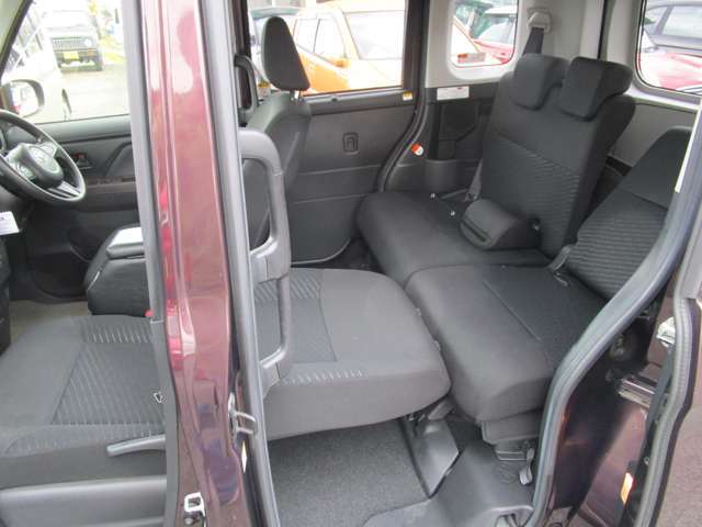 ヘッドレストを外してシートを倒すとフラットシートになります！