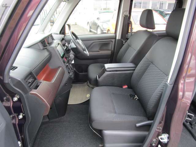 インパネシフトで運転席＆助手席の足元広々！足元が広いと車が広く感じますよ♪乗るならこのタイプがオススメです！