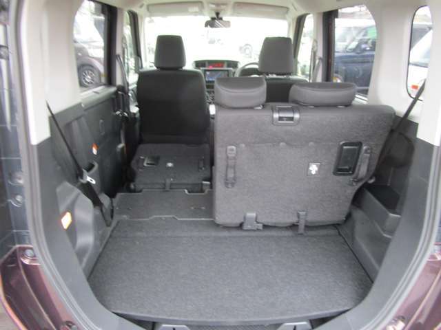 分割可倒式リアシートを倒すとフラットに成りますので大きな荷物も積む事ができます！
