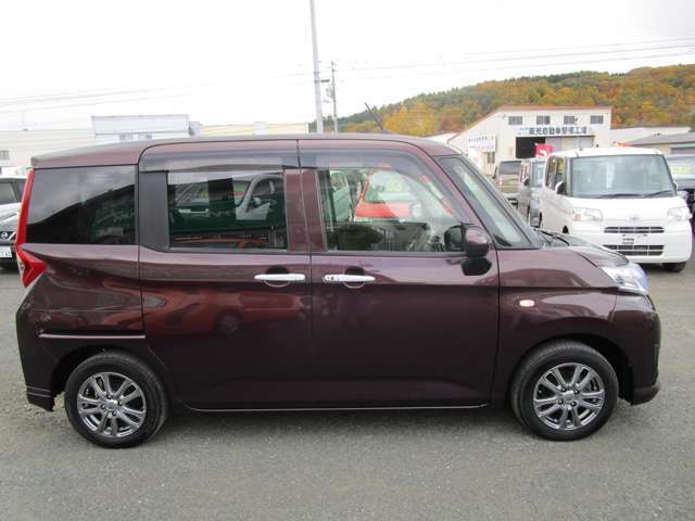 左右スライドドアで狭い場所での乗車も楽です！