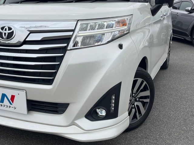【LEDヘッドライト】悪天候や夜間走行時も良好な視界を確保し安心して運転できる高輝度LEDヘッドライトを装備！点灯速度が早く、消費電力も抑えられています。