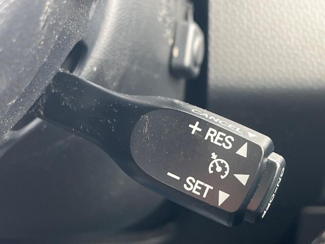 【クルーズコントロール】高速道路もラクラク走行。アクセルを離しても一定速度で走行ができ、長距離運転時の負担を軽減！加速・減速も簡単なスイッチ操作で調整できます。