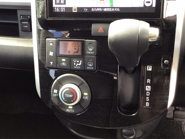 オートエアコン装備。一度お好みの温度に設定するだけで車内の温度を検知し風量や温度を自動で調整。暑いとか寒いとか何度もスイッチ操作をする必要はありません。快適な車内空間には必須の機能です
