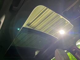 スライディングパノラミックルーフ　後部座席までしっかり開閉します。この装備があるだけで室内の解放感が上がり素敵なドライブを存分にお楽しみいただけます。