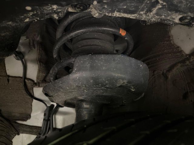 お車を安心してお乗りいただく為には、足回りの定期点検が欠かせません。サービスサポート（有償保証）では無料点検もご提供しており、安心のカーライフをお過ごしいただけるサポート体制が整っています。