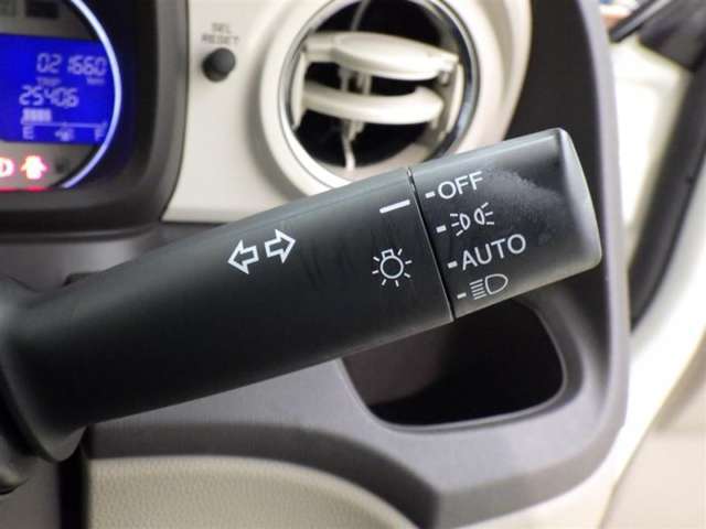 【オートライト】車外の明るさに応じて、自動的にライトの点灯・消灯をしてくれます。