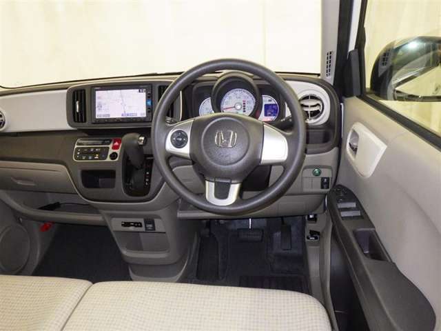 運転の際、常に目にする部分だけにシックで飽きのこないデザインが良いですね。