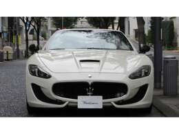日本国内に60台導入された内、カブリオは10台と大変希少なモデルです。専用オプションのカーボンパーツが散りばめられインテリア＆エクステリア『1of400カーボンドアシルガード』がセンターに記され特別な一台です。