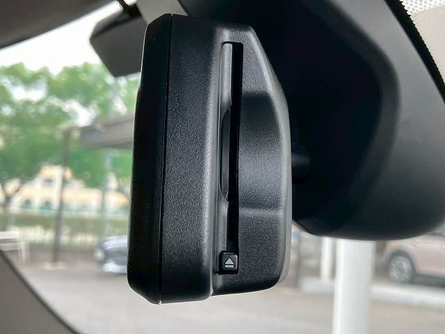 MINI純正のミラー一体型ETCが装備されております！ETC2.0対応で高速道路と自動車がリアルタイムで情報連携し、渋滞迂回ルートや安全運転をサポート！便利で快適なドライブを手助けします！