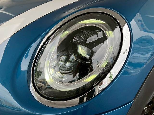 先進のLEDヘッドライトを装備。視認性と明るさが向上しより、安全運転をお楽しみいただけます。