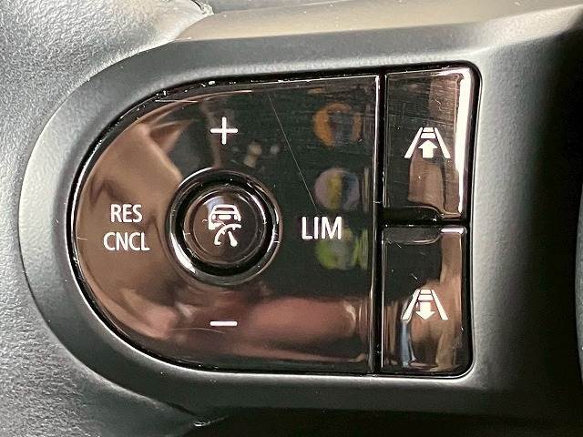 アクティブ・　クルーズ・コントロールが装備されております！希望速度を設定しておくと、車両は自動的にその速度を保ち、前方車両が近い場合、許容される範囲で前方車両の速度に自動的に調節！