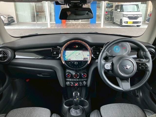 MINIならではのコックピット！！高級感があり、かつシンプルなデザインが飽きがこないとご好評いただいております。スイッチ一つ一つにも「こだわり」とセンスを感じます。