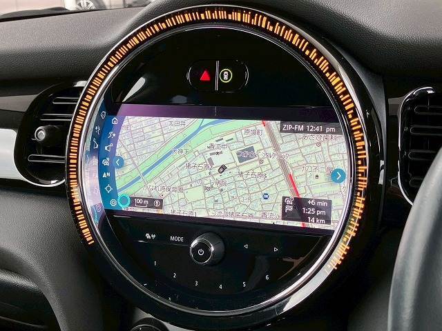 先進のBMW　タッチパッド付きi-driveとほぼ同性能のHDDナビゲーションになります。USBインターフェースやブルートゥースオーディオなど様々な先進機能をお楽しみいただけます。