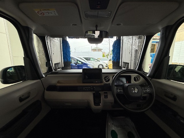 インパネ周りのお写真です。　視界が広く運転もしやすくなっております♪