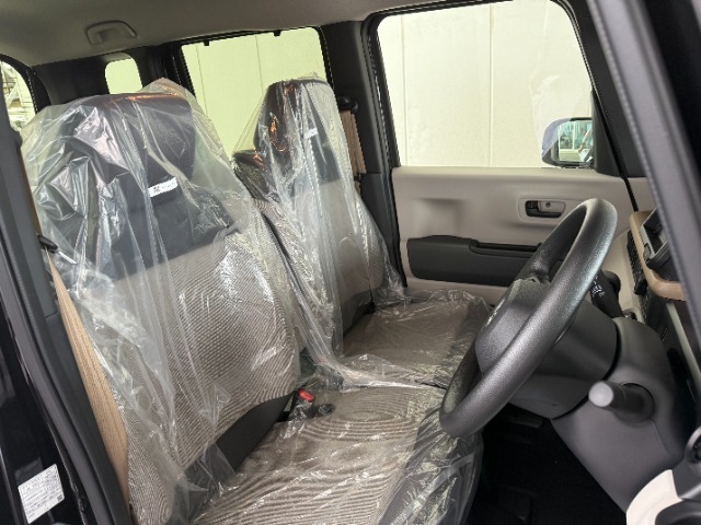 フロントシートのお写真です。　広い足元と、ゆったり座れるシートは長時間の運転でも疲れにくくなっております♪