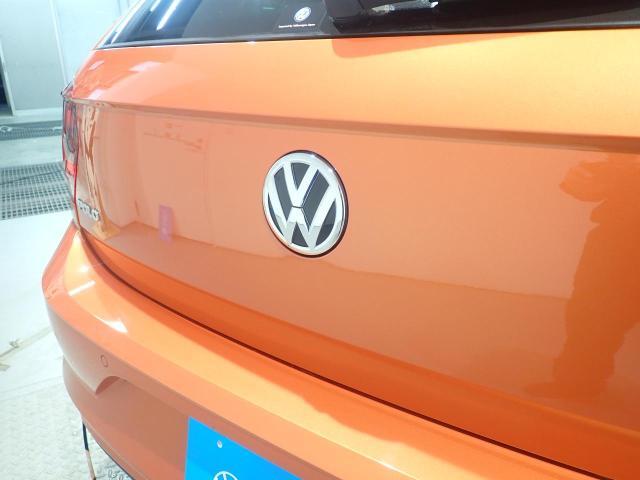 リアカメラがVWエンブレムに内蔵されています。ギアをリバースに入れると車両後方の映像が映しだされます。