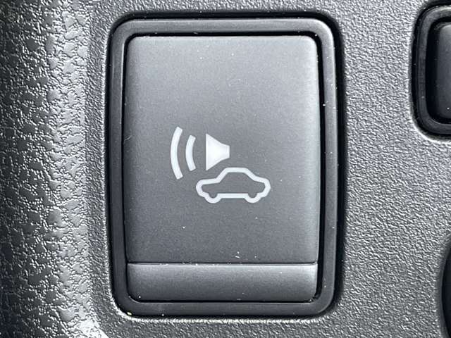 ◆【車両接近通報装置】低速でモーターによる走行をしている時に、歩行者にクルマの接近を知らせ、注意を促します！一時停止スイッチでON/OFFの切り替えが可能です！
