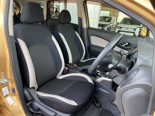 ◆【運転席】座り心地が良いシートなので長時間の運転でも快適にお過ごしいただけます。新品のフロアマットのご注文も可能です。