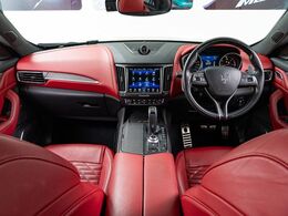 インテリアは12方向電動調整式フロントシート、シートヒーター＆ベンチレーション、3Dカーボンインテリアトリム、が装備され、スポーティーな走りの楽しみと快適性を両立。