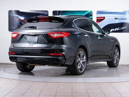 Levante　DIESELグランスポーツ275馬力（カタログ値）純正OP総額：2，775，000円　サンルーフ・21インチヘリオスマットホイール・プレミアムサウンド・ピエノフィオーレナチュラルレザー