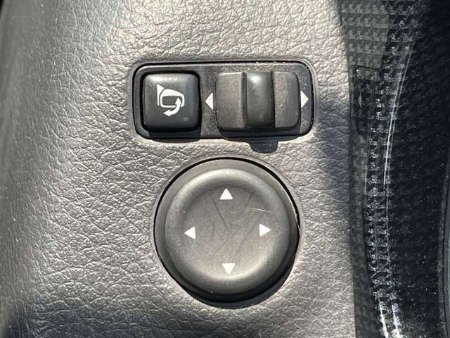運転席操作部の画像です。店舗にて現車の確認もいただけますので、お電話で在庫のご確認の上是非ご来店くださいませ！！！ワクワクするクルマ選びをご提案します！
