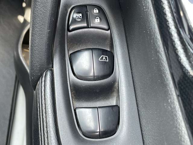 窓操作部の画像です。店舗にて現車の確認もいただけますので、お電話で在庫のご確認の上是非ご来店くださいませ！！！ワクワクするクルマ選びをご提案します！