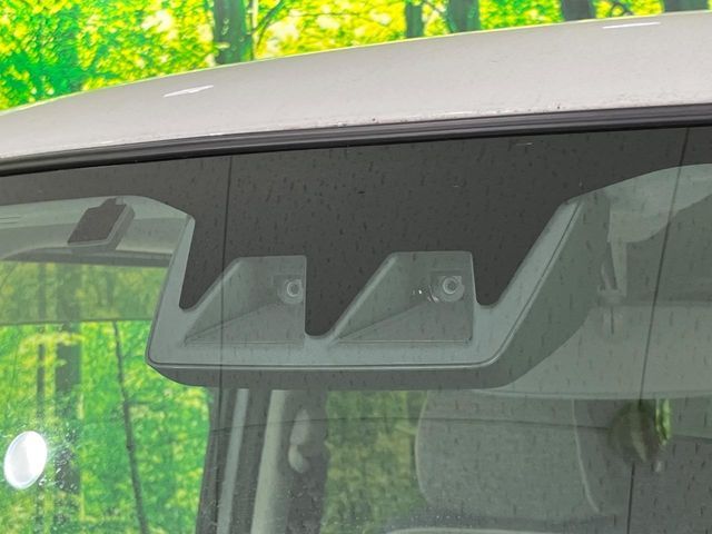 【スマートアシスト】走行中に前方の車両等を認識し、衝突しそうな時は警報とブレーキで衝突回避と被害軽減をアシスト。より安全にドライブをお楽しみいただけます。