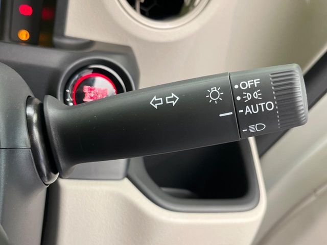 【オートライト】周りの明るさに応じて自動でヘッドライトの点灯・消灯ができる機能です！ライトの付け忘れ・消し忘れなどが無くなり、雨の日や夕方の走行も安心！トンネル通過時も便利ですね♪