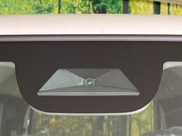 【ホンダセンシング】走行中に前方の車両等を認識し、衝突しそうな時は警報とブレーキで衝突回避と被害軽減をアシスト。より安全にドライブをお楽しみいただけます。