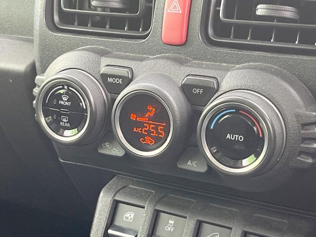 【オートエアコン】一度お好みの温度に設定すれば、車内の温度を検知し風量や温度を自動で調整。暑い…寒い…と何度もスイッチ操作をする必要はありません。快適な車内空間には必須の機能ですね♪