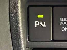 【リヤクロストラフィックアラート（RCTA）】駐車スペースから出る時に後方を横切ろうと接近してくる車両を検知しお知らせします。ショッピングモールなど大型商業施設の混雑した駐車場でも安心ですね♪