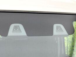 【スズキ　セーフティサポート】走行中に前方の車両等を認識し、衝突しそうな時は警報とブレーキで衝突回避と被害軽減をアシスト。より安全にドライブをお楽しみいただけます。