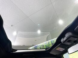 【ガラスルーフ】ガラスルーフ搭載で車内の解放感が一気にアップ！開放的なドライブをお楽しみいただけます。