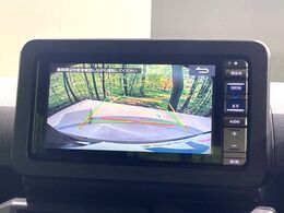 【バックカメラ】駐車時に後方がリアルタイム映像で確認できます。大型商業施設や立体駐車場での駐車時や、夜間のバック時に大活躍！運転スキルに関わらず、今や必須となった装備のひとつです！