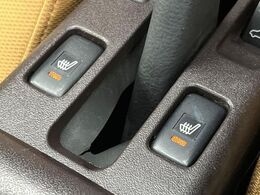 【シートヒーター】寒い日に重宝するシートヒーター！エアコンより早く温まってくれるので寒がりの人も安心ですね♪エアコンの温風は乾燥するから苦手、という方にもをおすすめです。