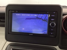 リバースギアに入れるだけで後方の表示へ切り替わります。夜間や雨の日の駐車も楽になりますよ。