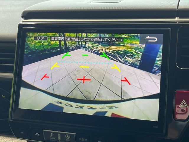 【バックカメラ】駐車時に後方がリアルタイム映像で確認できます。大型商業施設や立体駐車場での駐車時や、夜間のバック時に大活躍！運転スキルに関わらず、今や必須となった装備のひとつです！
