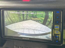 【バックカメラ】駐車時に後方がリアルタイム映像で確認できます。大型商業施設や立体駐車場での駐車時や、夜間のバック時に大活躍！運転スキルに関わらず、今や必須となった装備のひとつです！