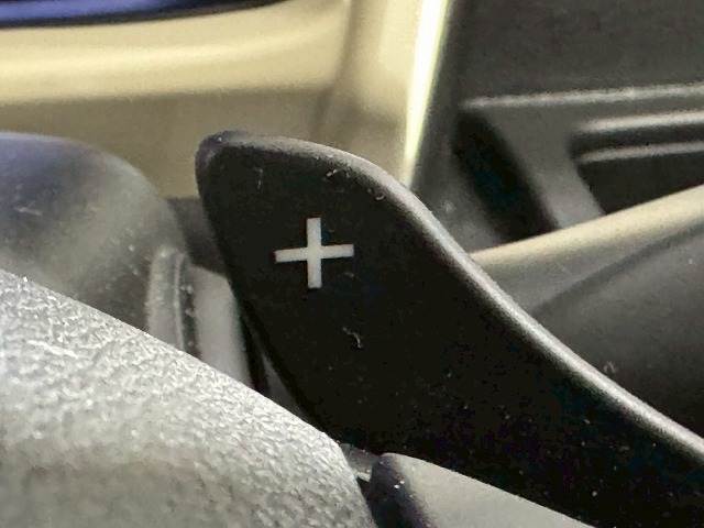 【パドルシフト】高速道路走行時など、エンジンブレーキを使用する際にはお手元で簡単にシフトダウン出来ます。