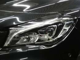 LEDハイパフォーマンスヘッドライトを装備！対向車等を検知し自動的にロービームへ切り替えるアダプティブハイビームアシストも装備しております！TEL：048-307-9933