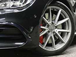 洗練されたスタイリッシュなデザインのAMG18インチアルミホイールを装備しています！メルセデスAMG特有の安心・安定感のあるブレーキシステムも好評です！TEL：047-307-9933