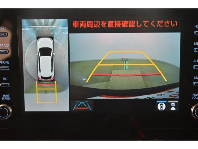バックガイドモニター（バックモニター）付き。車両後方の映像をナビ画面に表示し、駐車などの後退操作をサポートします。